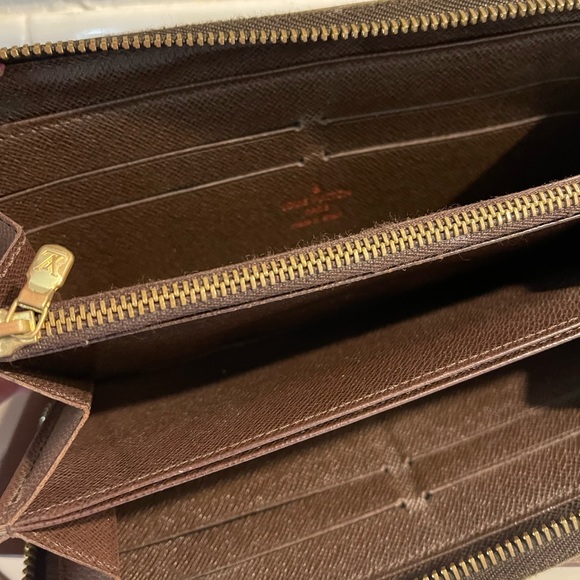 Louis Vuitton Zippy Wallet - Picture 11 of 13